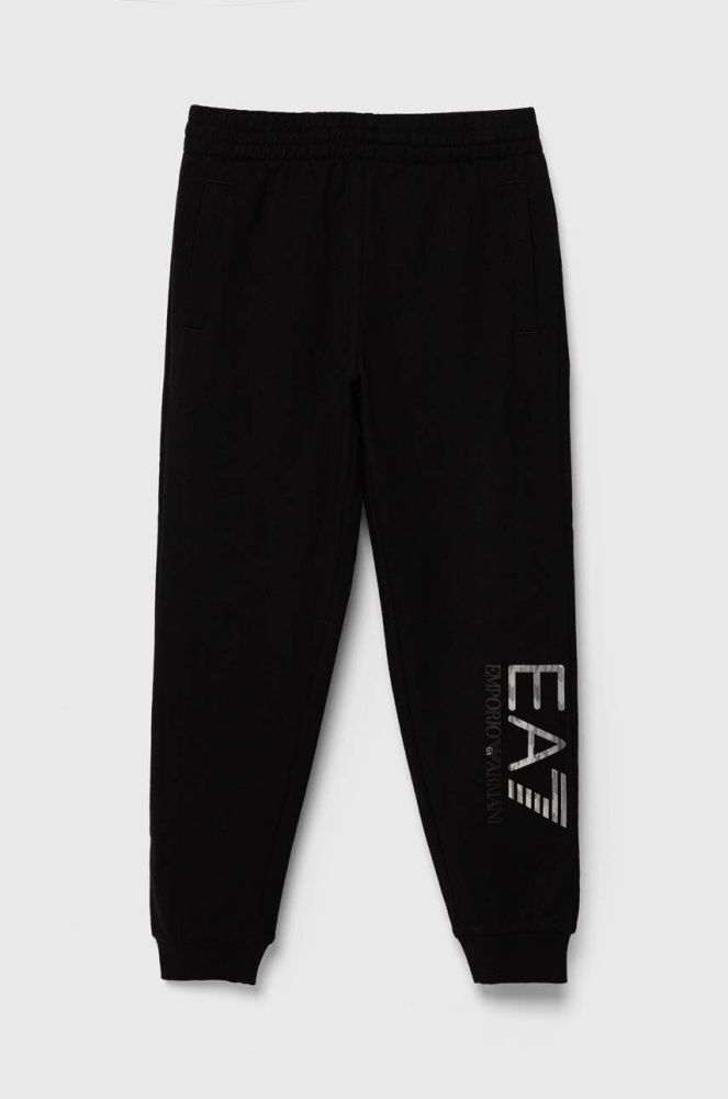 Дитячі бавовняні штани EA7 Emporio Armani колір чорний з принтом (3394796)